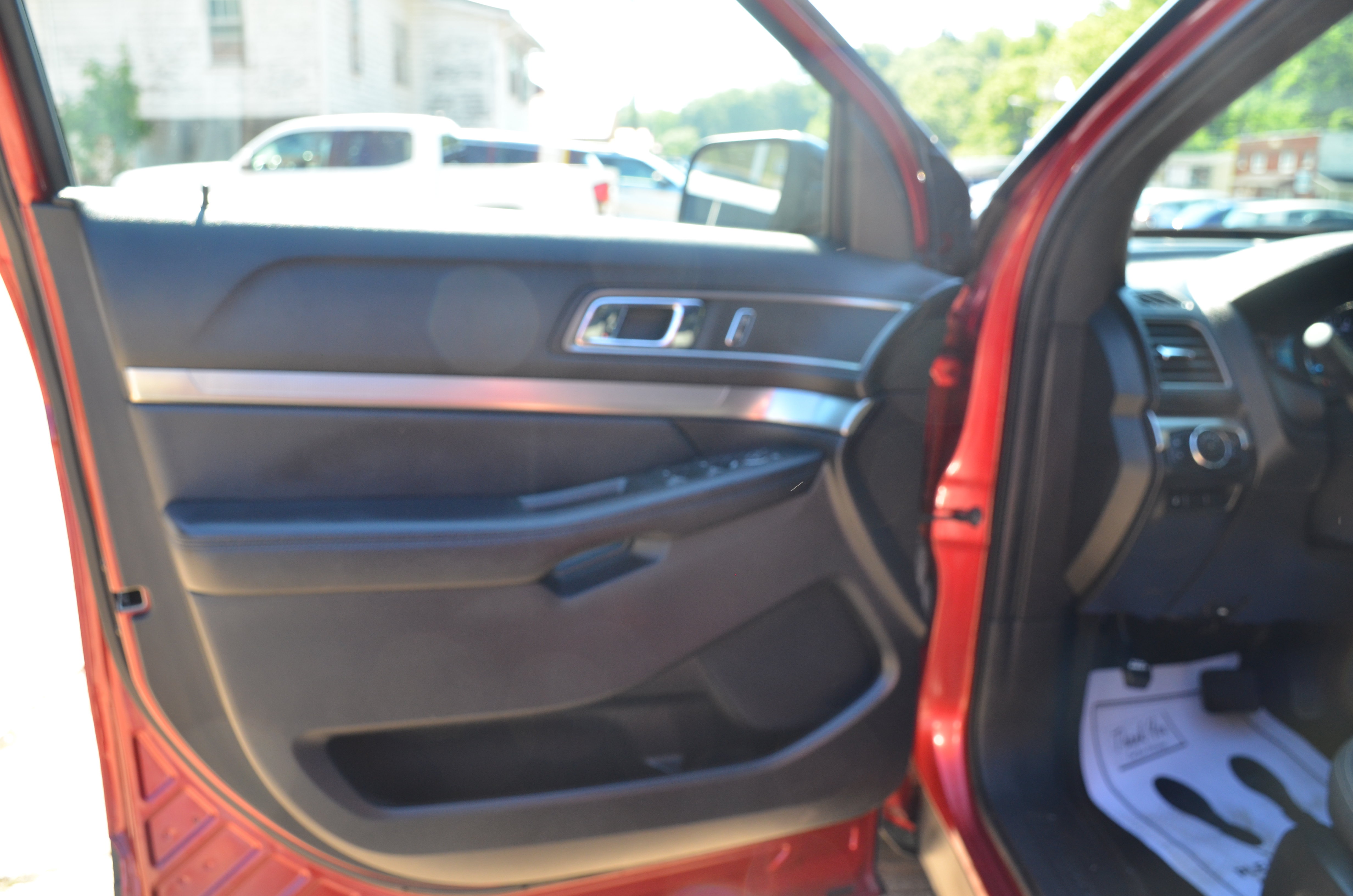 Used 2018 Ford Explorer XLT w/ Equipment Group 201A AWD/4WD image 25