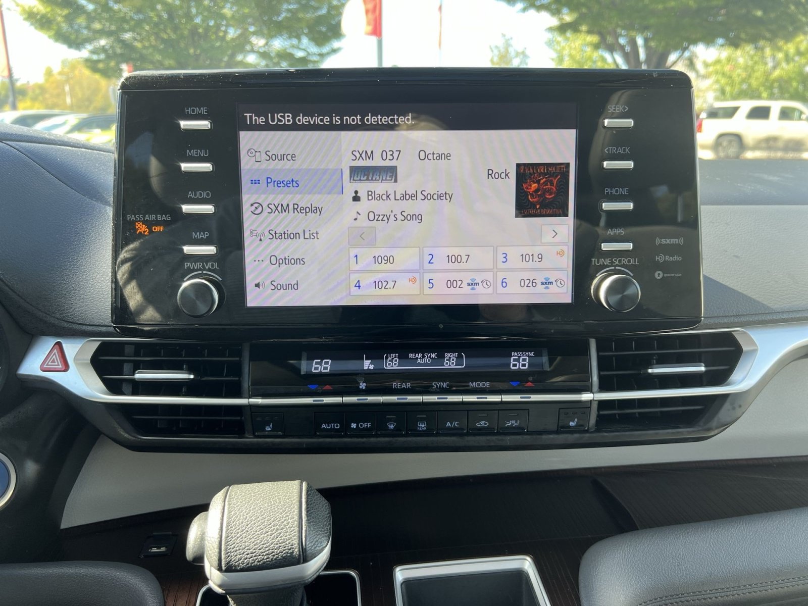 Used 2022 Toyota Sienna XLE FWD image 18