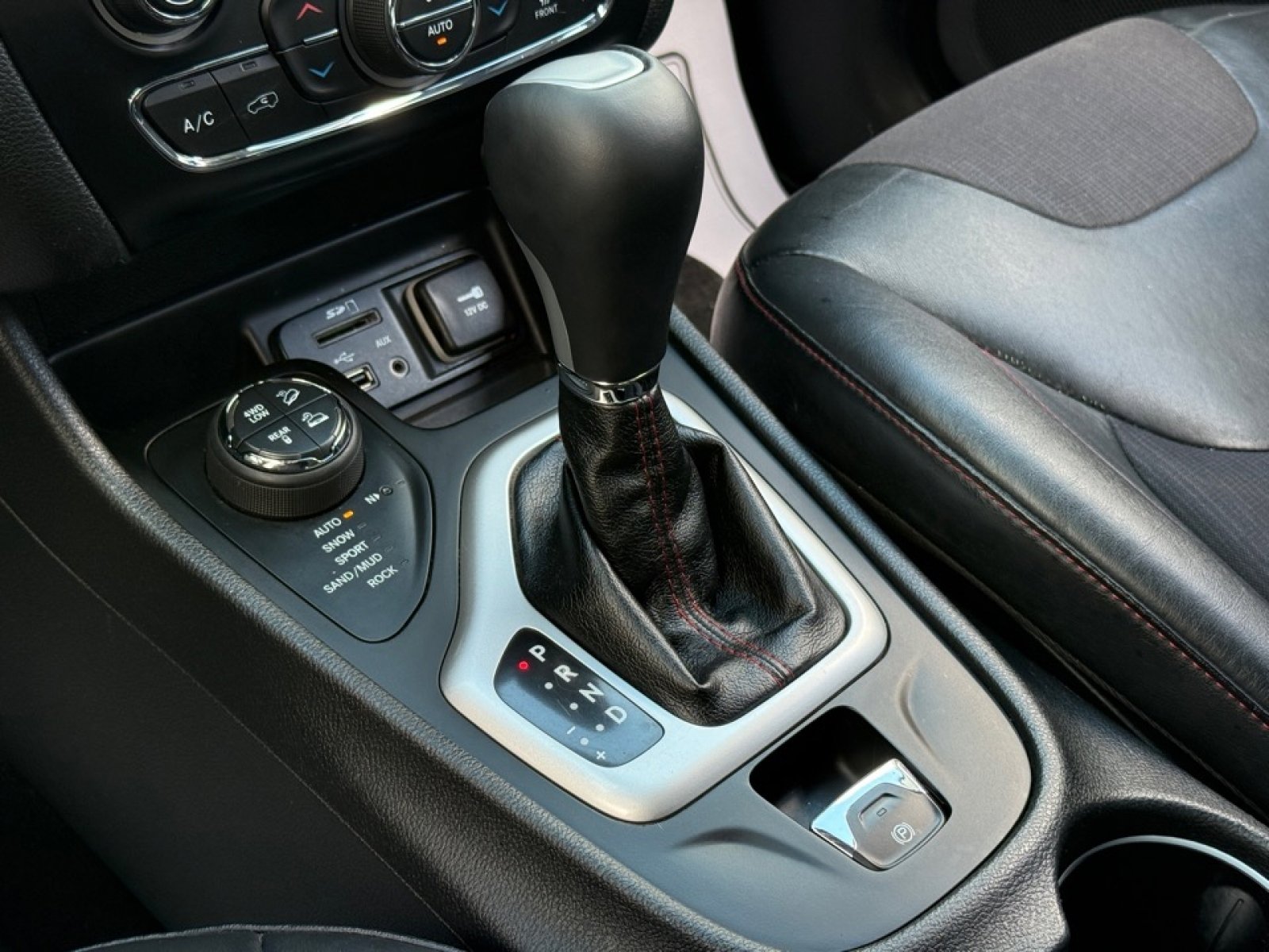 Used 2014 Jeep Cherokee Trailhawk w/ Comfort/Convenience Group AWD/4WD image 38