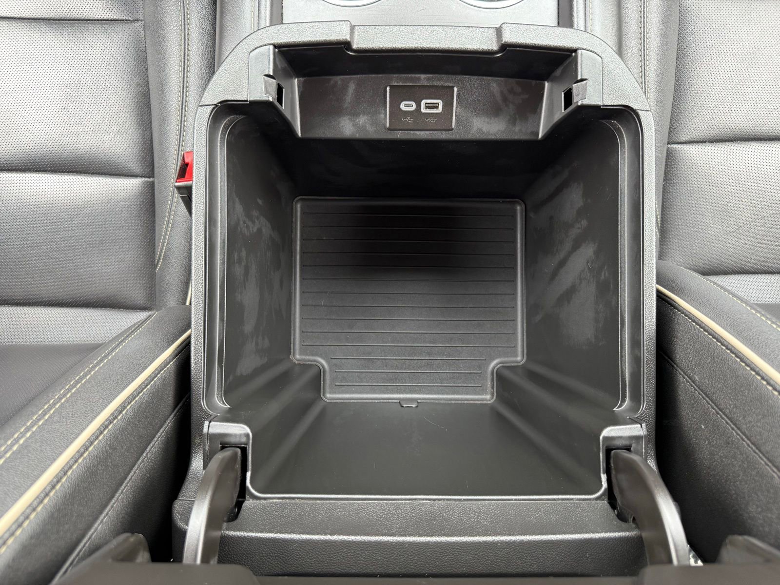 Used 2024 GMC Yukon SLT RWD image 32