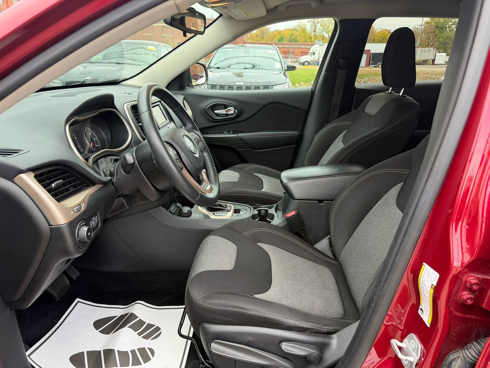 Used 2014 Jeep Cherokee Latitude AWD/4WD image 15