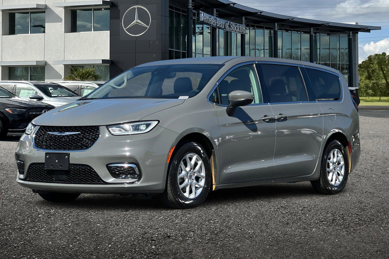 Used 2023 Chrysler Pacifica Touring-L image 8