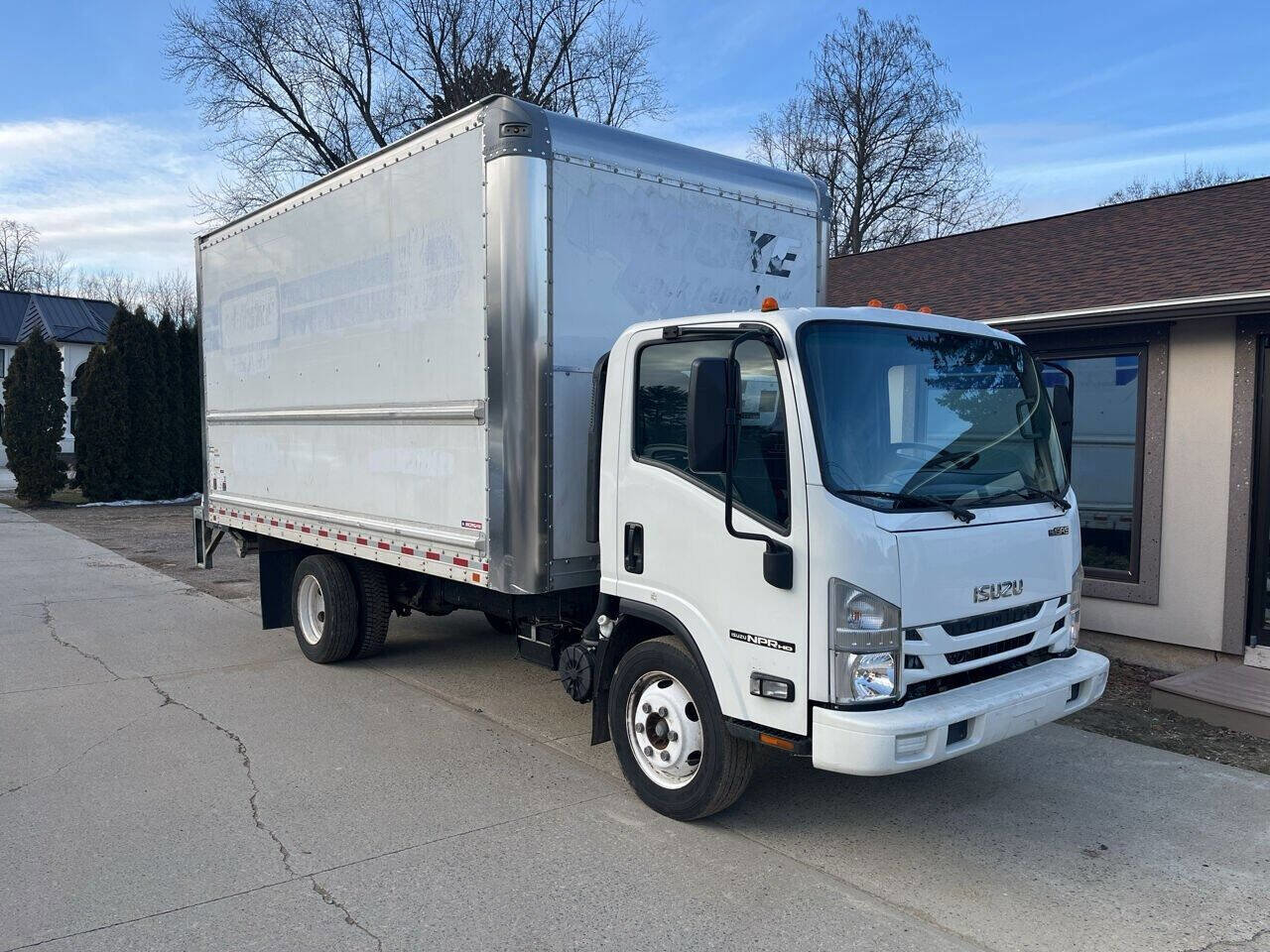 Used 2020 Isuzu NPR RWD image 1