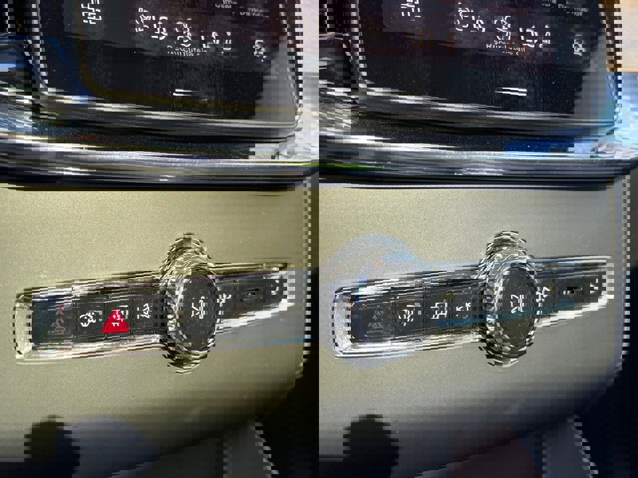 New 2025 Volvo XC90 T8 Plus w/ Protection Package Premier image 16