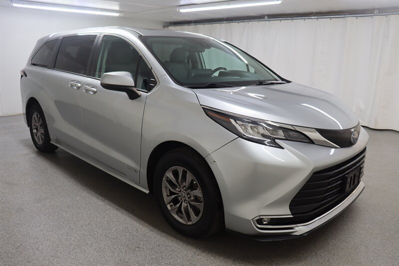 Used 2021 Toyota Sienna XLE FWD image 1