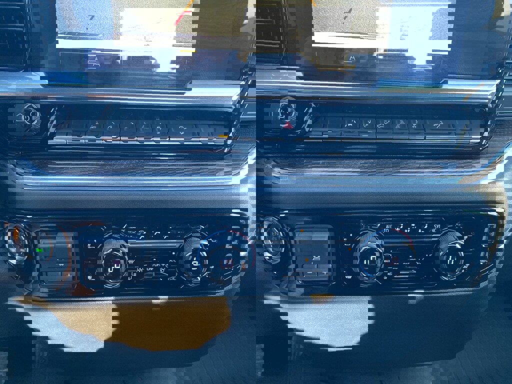 Used 2025 Chevrolet Silverado 1500 LT image 32