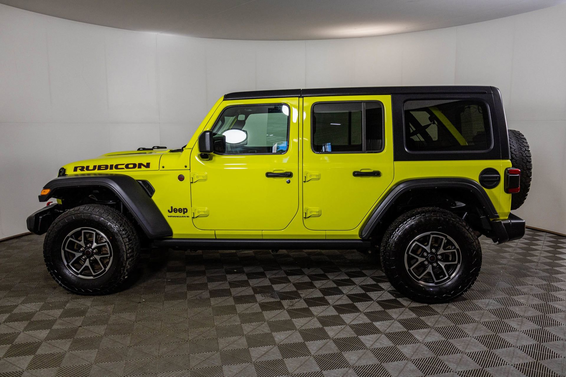 Used 2024 Jeep Wrangler Unlimited Rubicon w/ Convenience Group image 14