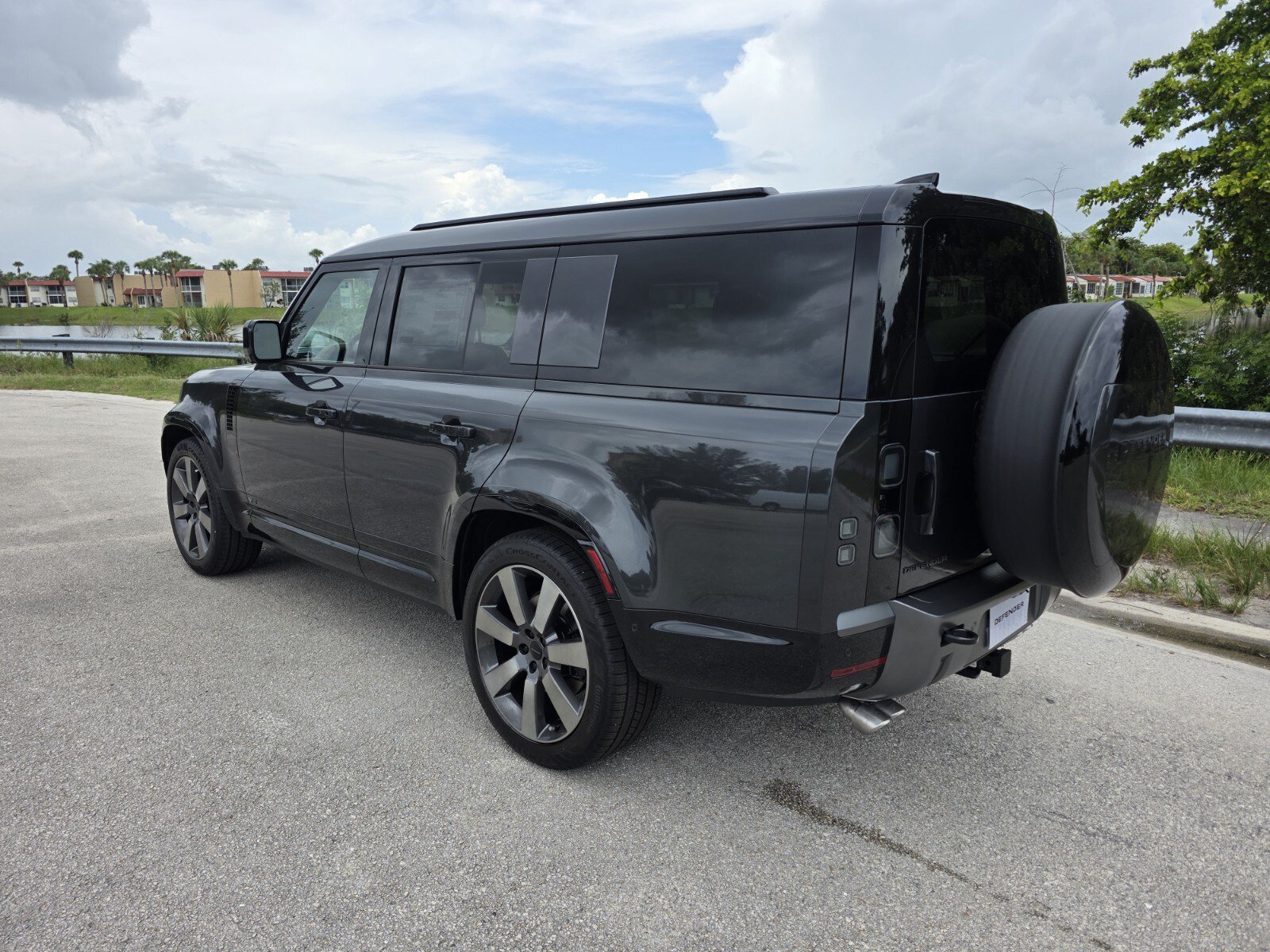New 2026 Land Rover Defender 130 V8 AWD/4WD image 2