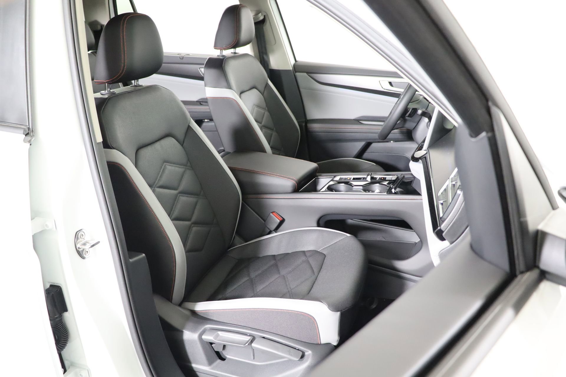 Used 2025 Volkswagen Atlas Peak Edition SE image 48