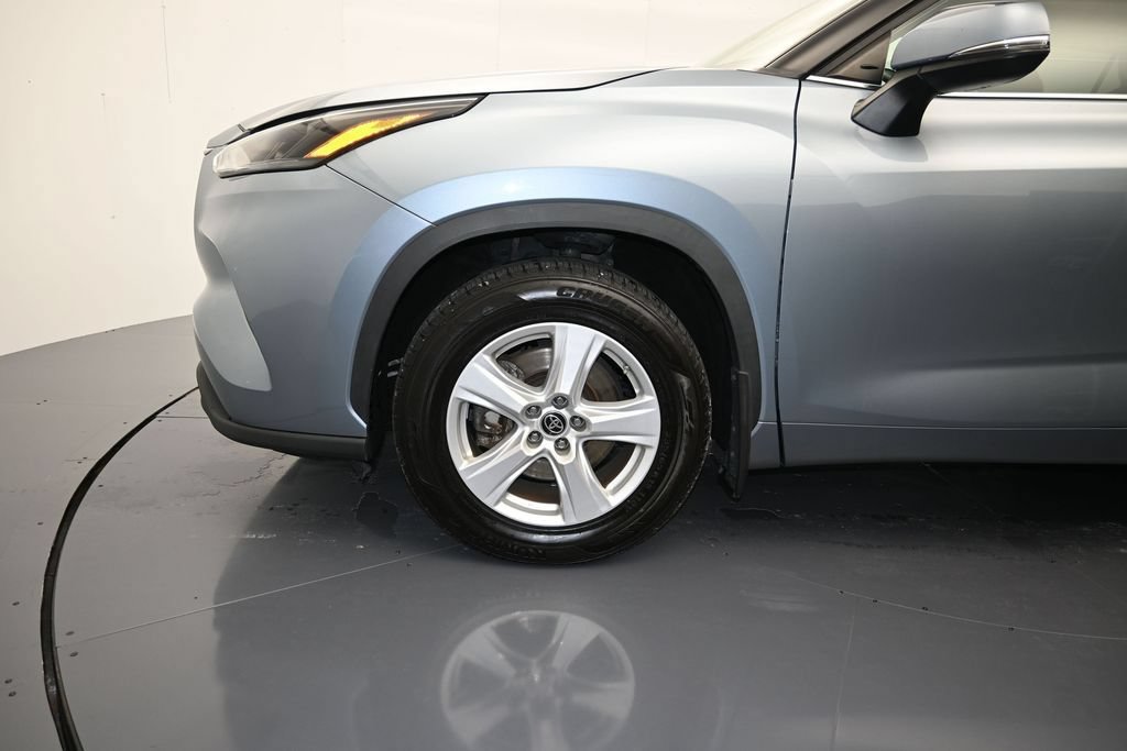 Used 2023 Toyota Highlander LE AWD/4WD image 9