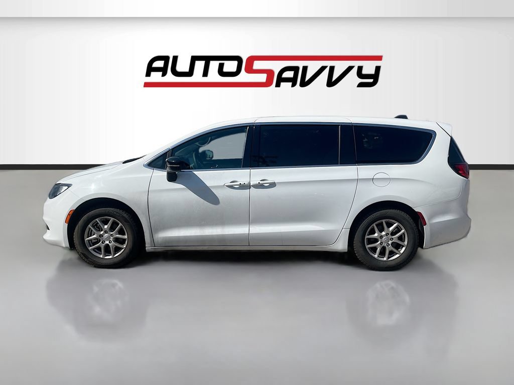 Used 2025 Chrysler Voyager LX FWD image 4