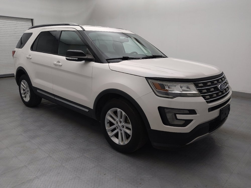 Used 2017 Ford Explorer XLT image 11