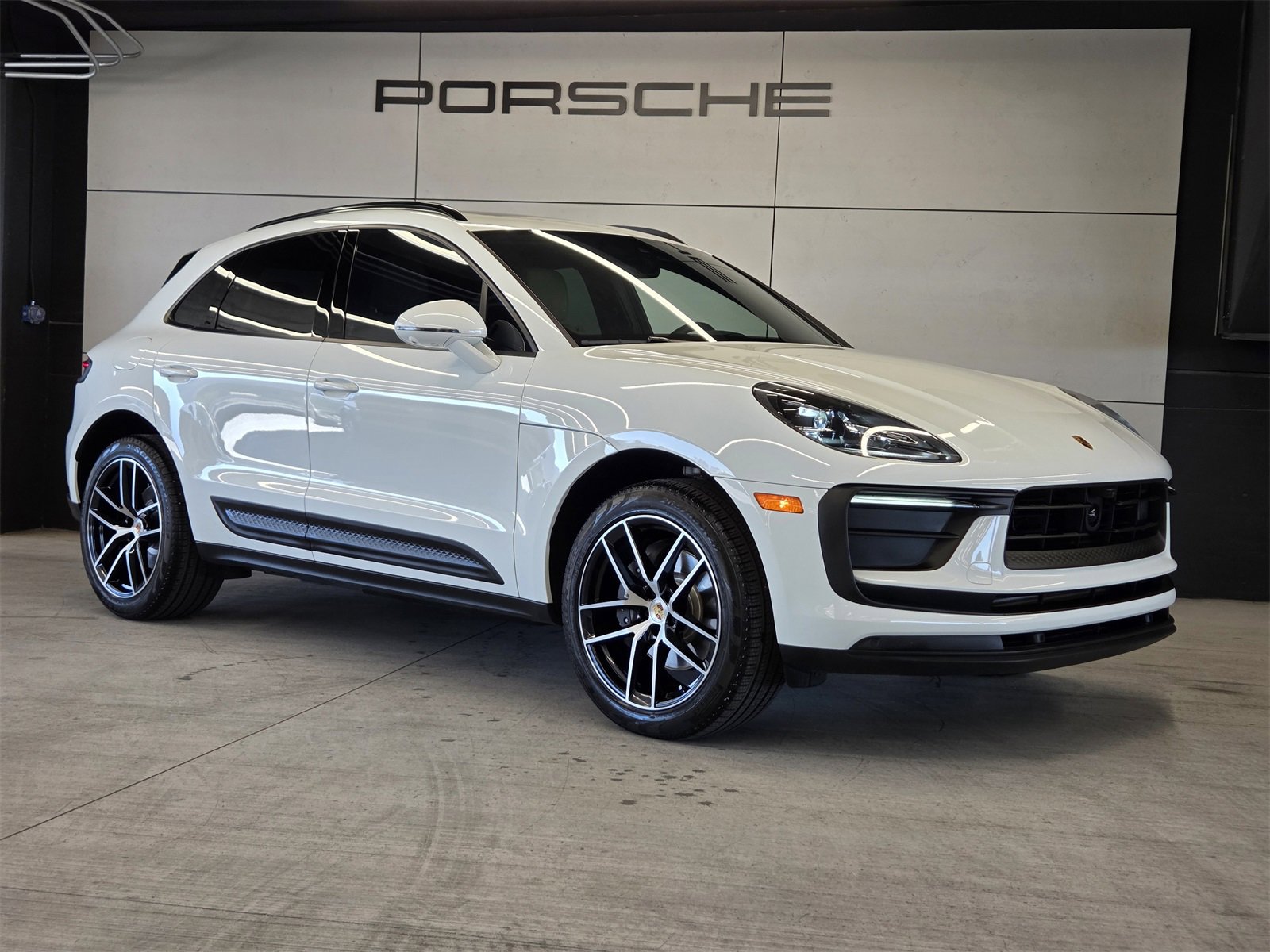 Used 2024 Porsche Macan image 31