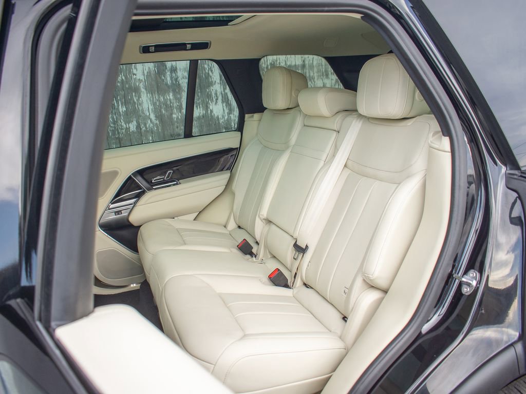 Certified 2025 Land Rover Range Rover SE image 36