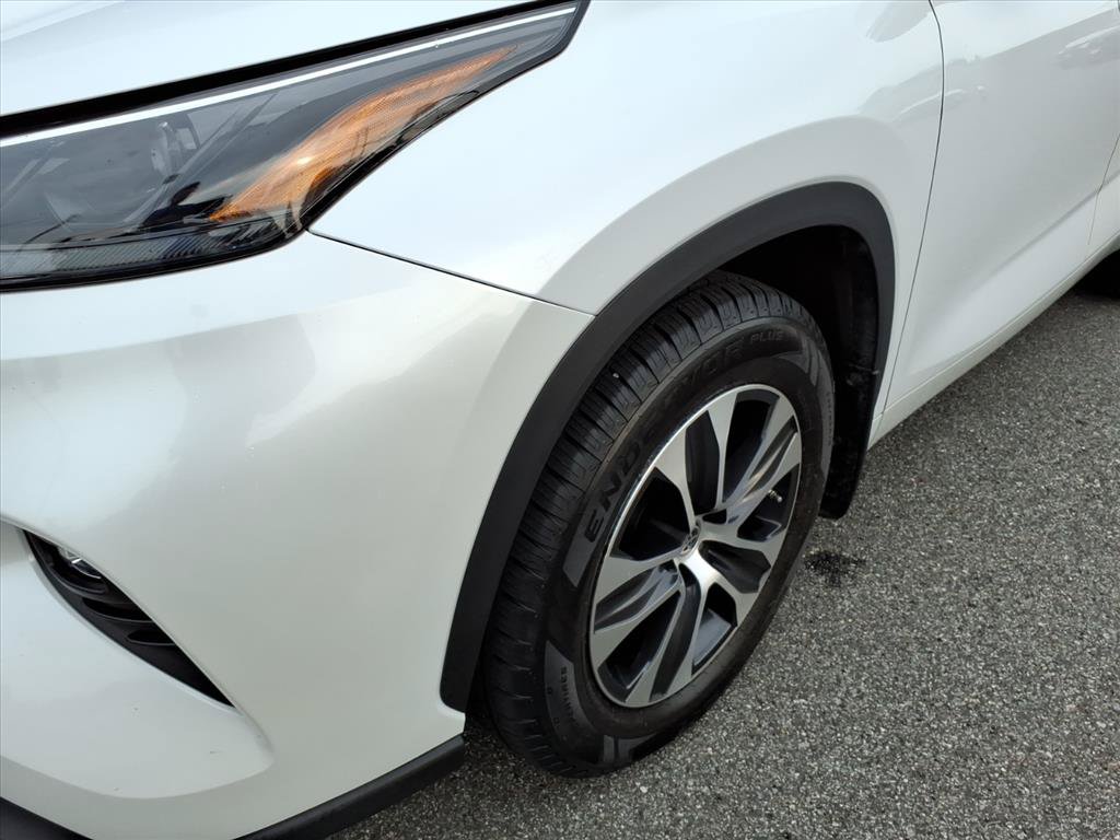 Used 2023 Toyota Highlander XLE AWD/4WD image 9