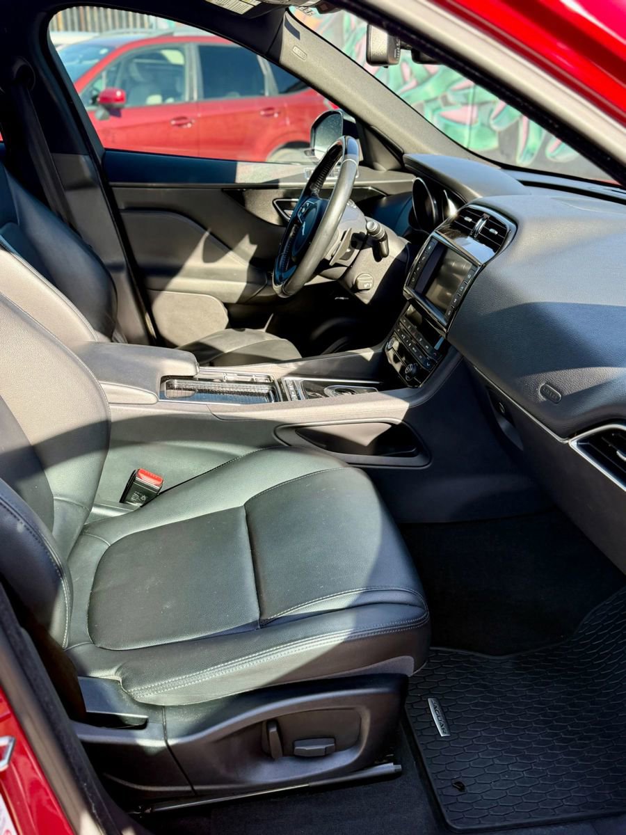 Used 2018 Jaguar F-PACE Premium image 31
