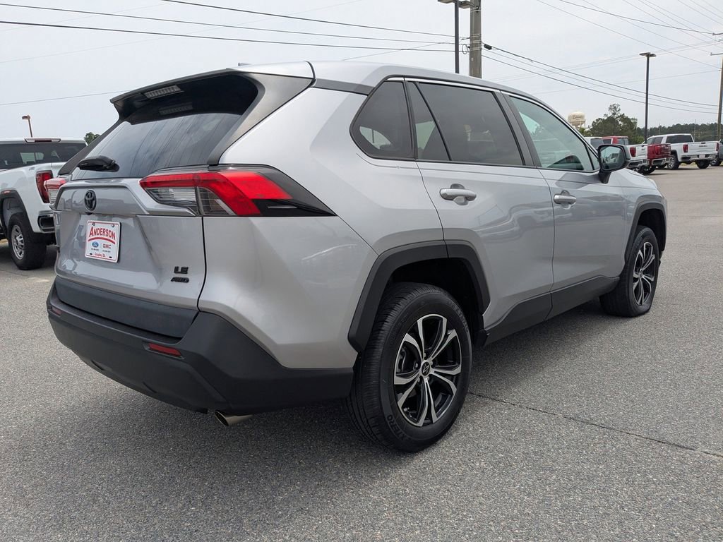 Used 2022 Toyota RAV4 LE AWD/4WD image 4