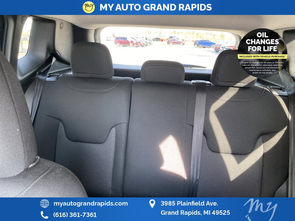 Used 2023 Jeep Renegade Latitude AWD/4WD image 16