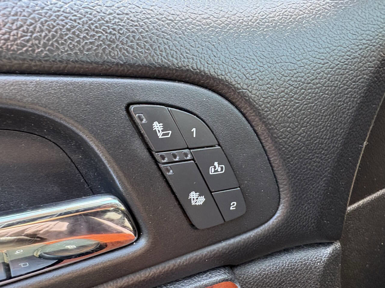 Used 2011 Chevrolet Avalanche LT w/ Luxury Package AWD/4WD image 39