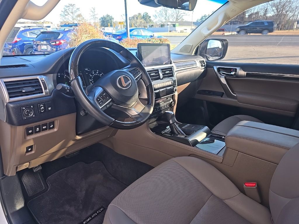 Used 2023 Lexus GX 460 Premium w/ Accessory Package image 5