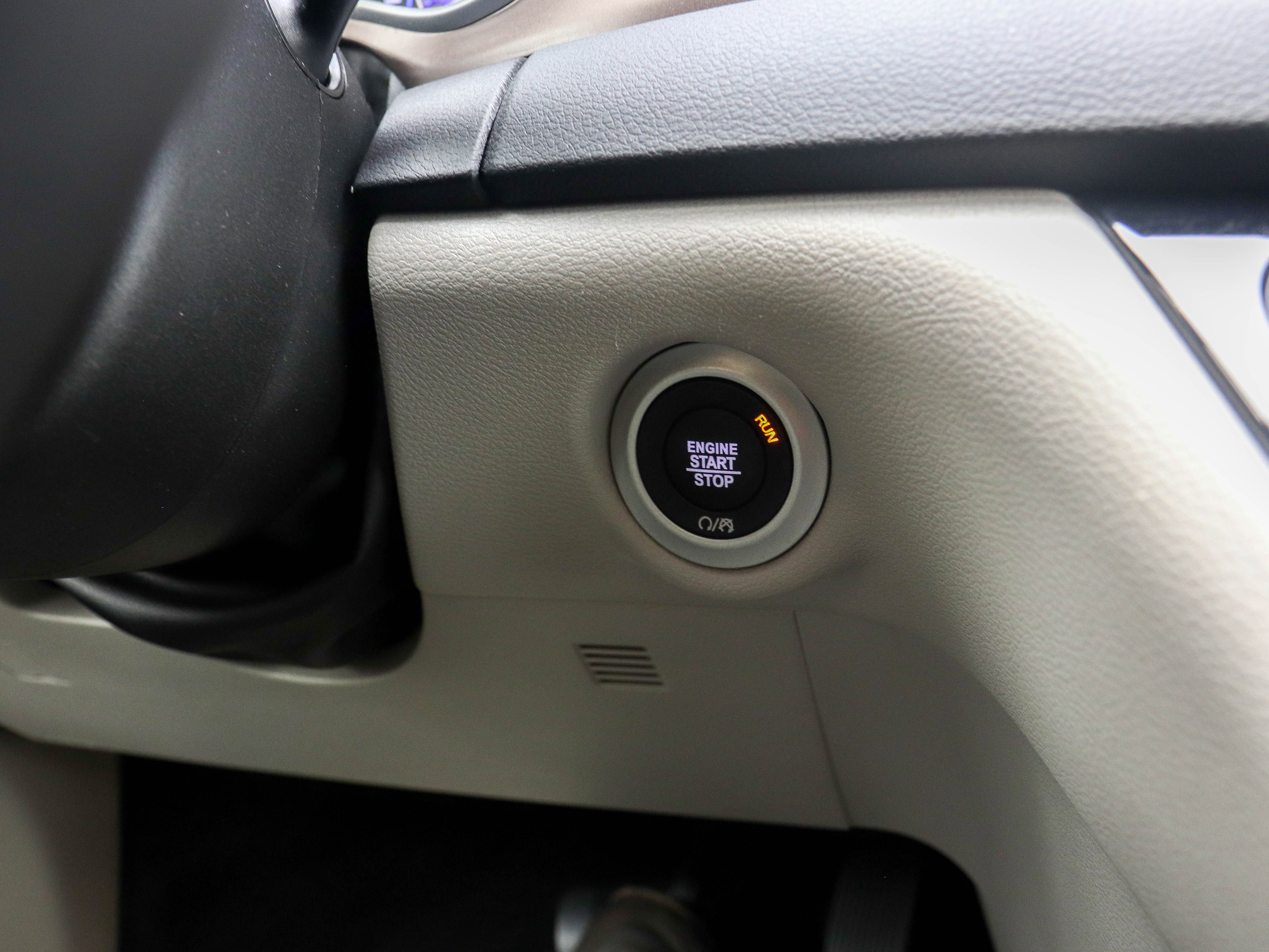 Used 2023 Chrysler Voyager LX image 28