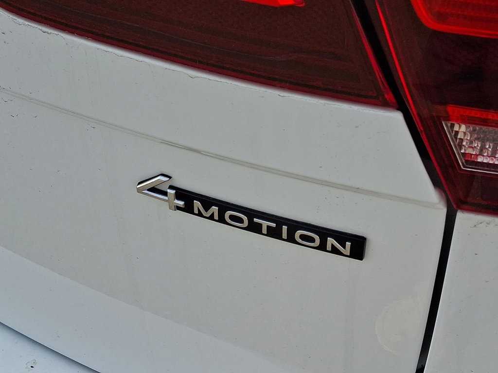 Used 2022 Volkswagen Tiguan SE w/ Panoramic Sunroof Package image 16