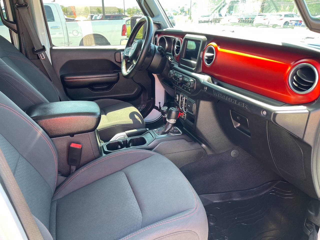 Used 2018 Jeep Wrangler Unlimited Rubicon w/ Steel Bumper Group image 14