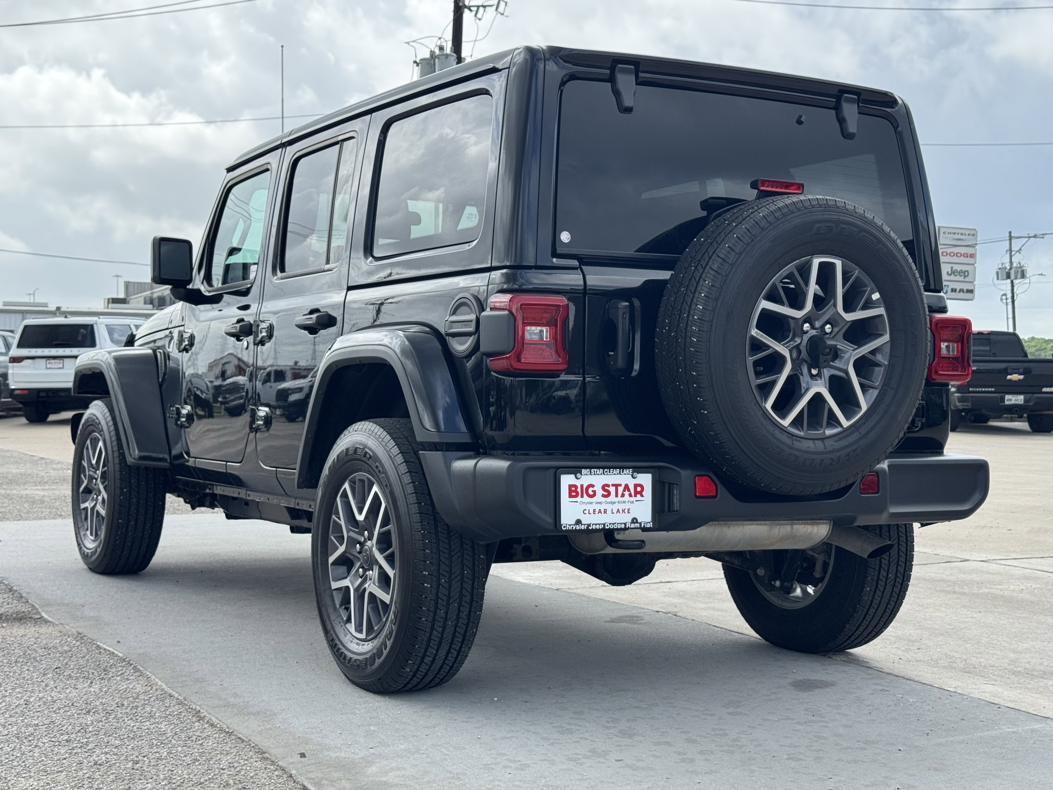 Used 2025 Jeep Wrangler Sahara image 9