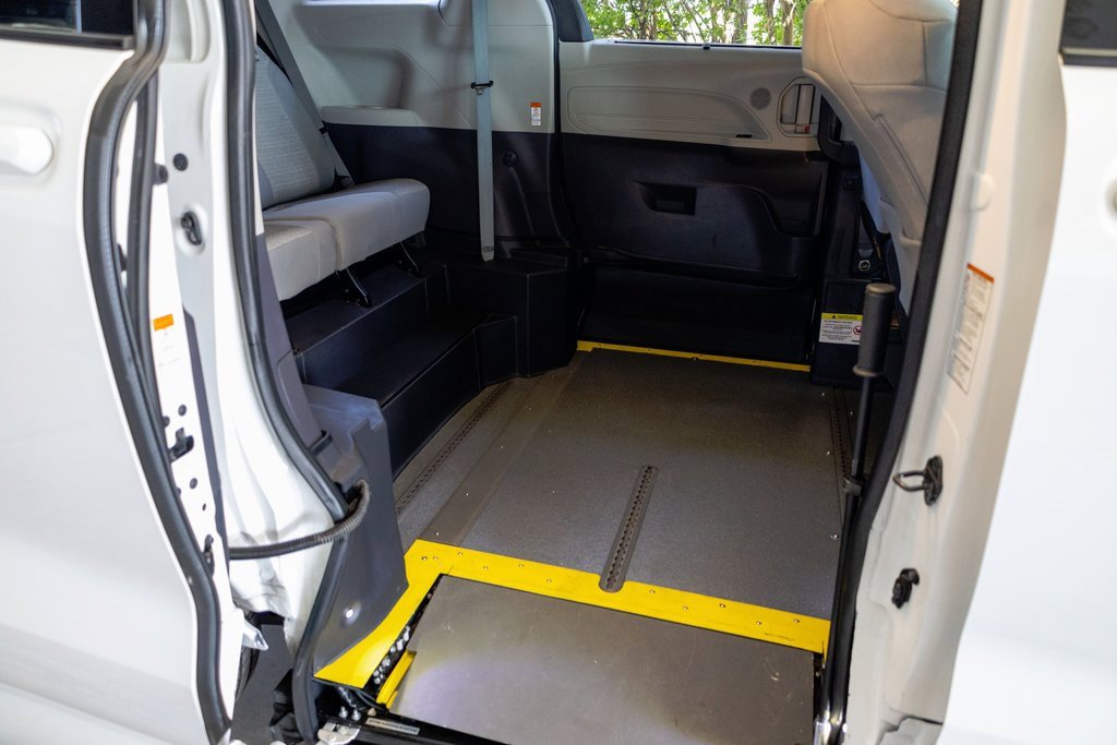 Used 2022 Toyota Sienna LE image 14