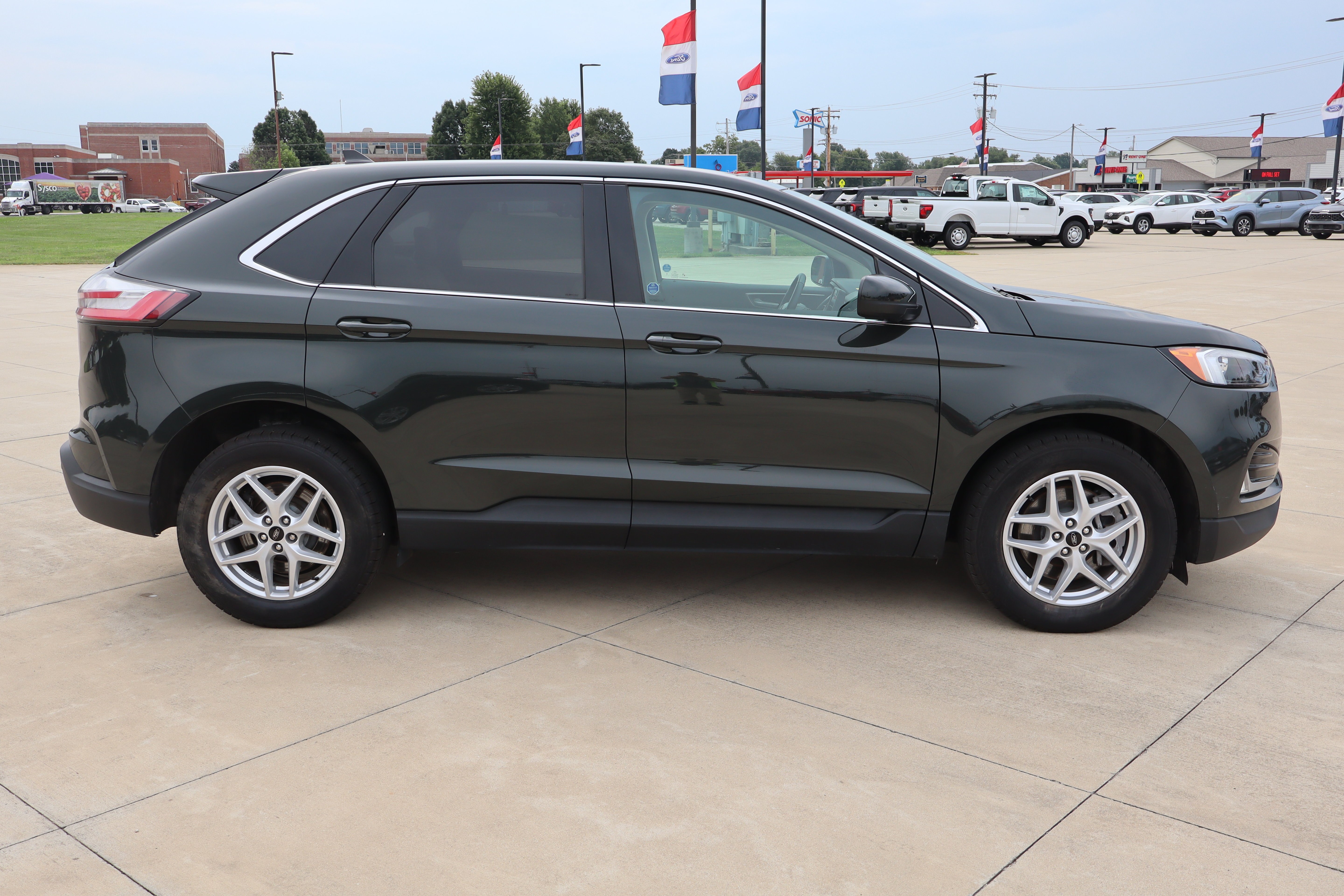 Used 2024 Ford Edge SEL w/ Convenience Package AWD/4WD image 4