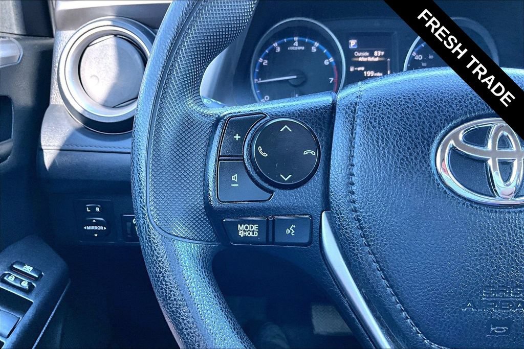 Used 2018 Toyota RAV4 LE AWD/4WD image 13