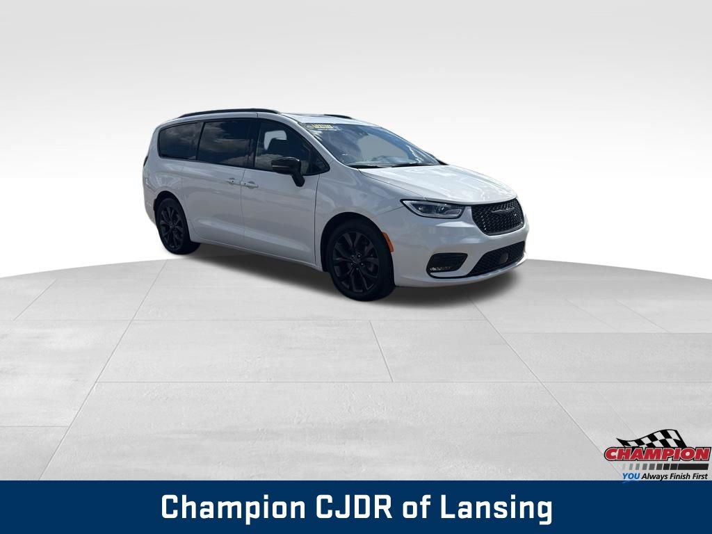 Used 2025 Chrysler Pacifica Limited FWD image 8