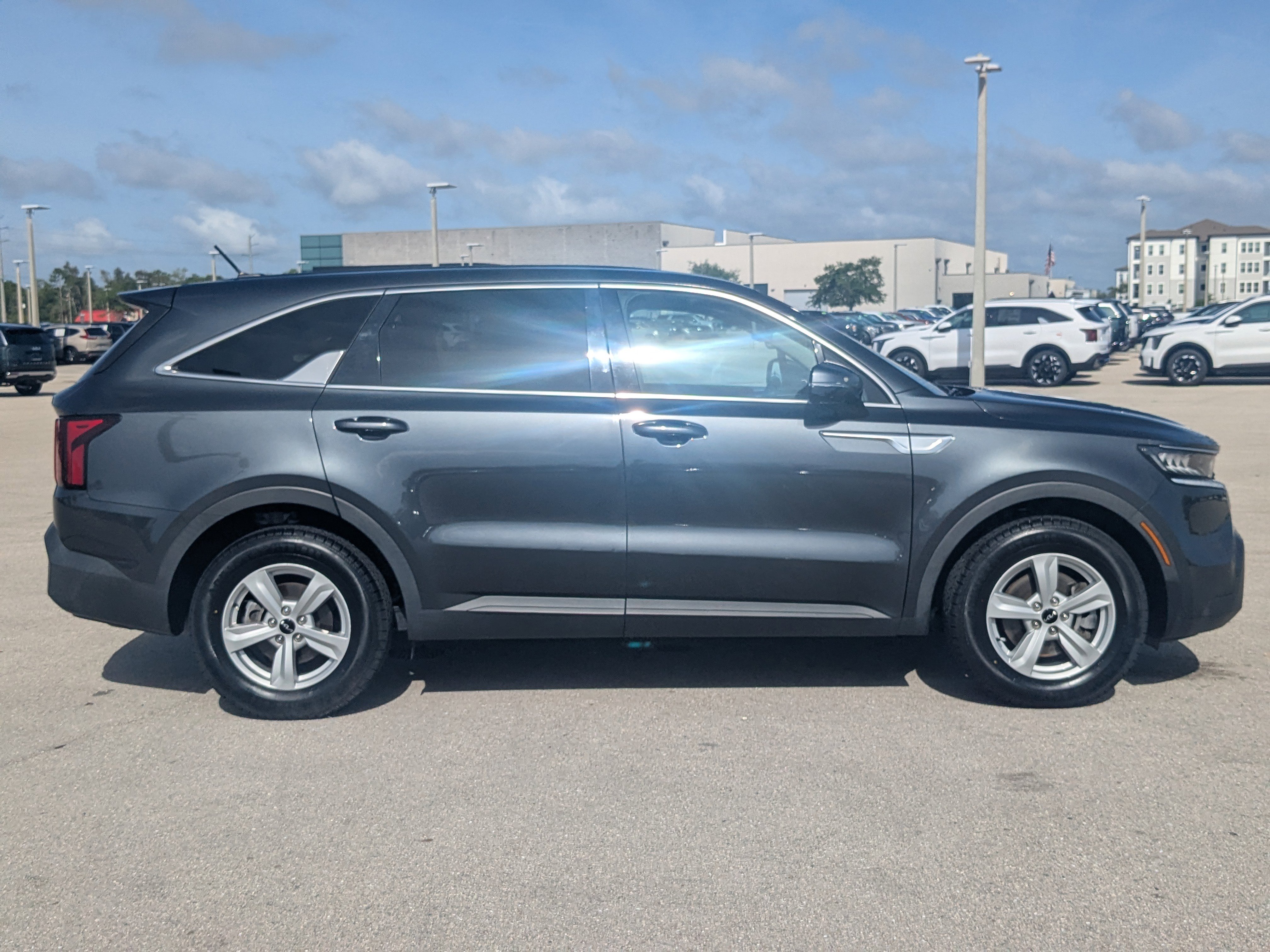 Certified 2023 Kia Sorento LX image 4