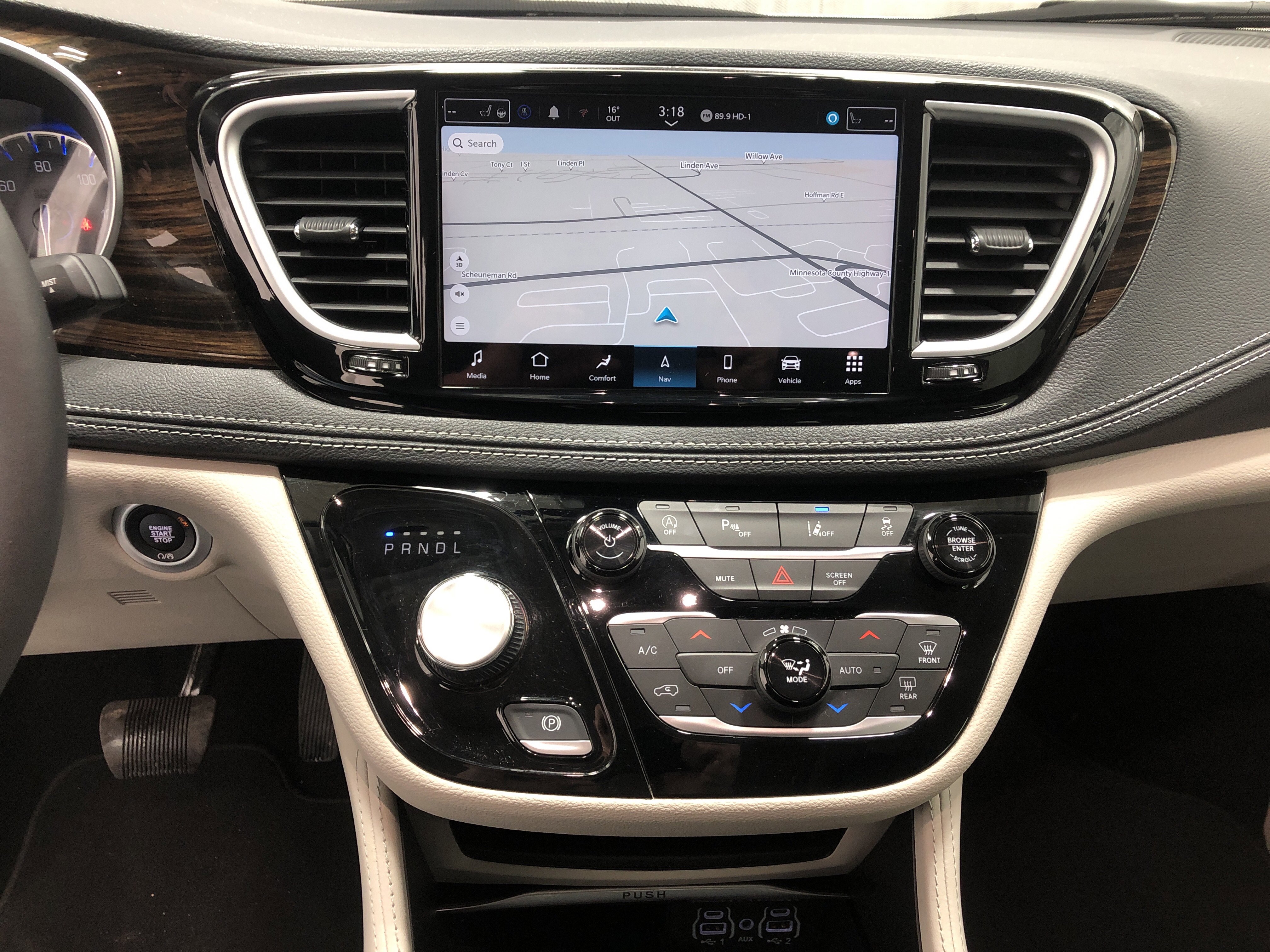 Certified 2024 Chrysler Pacifica Limited FWD image 27
