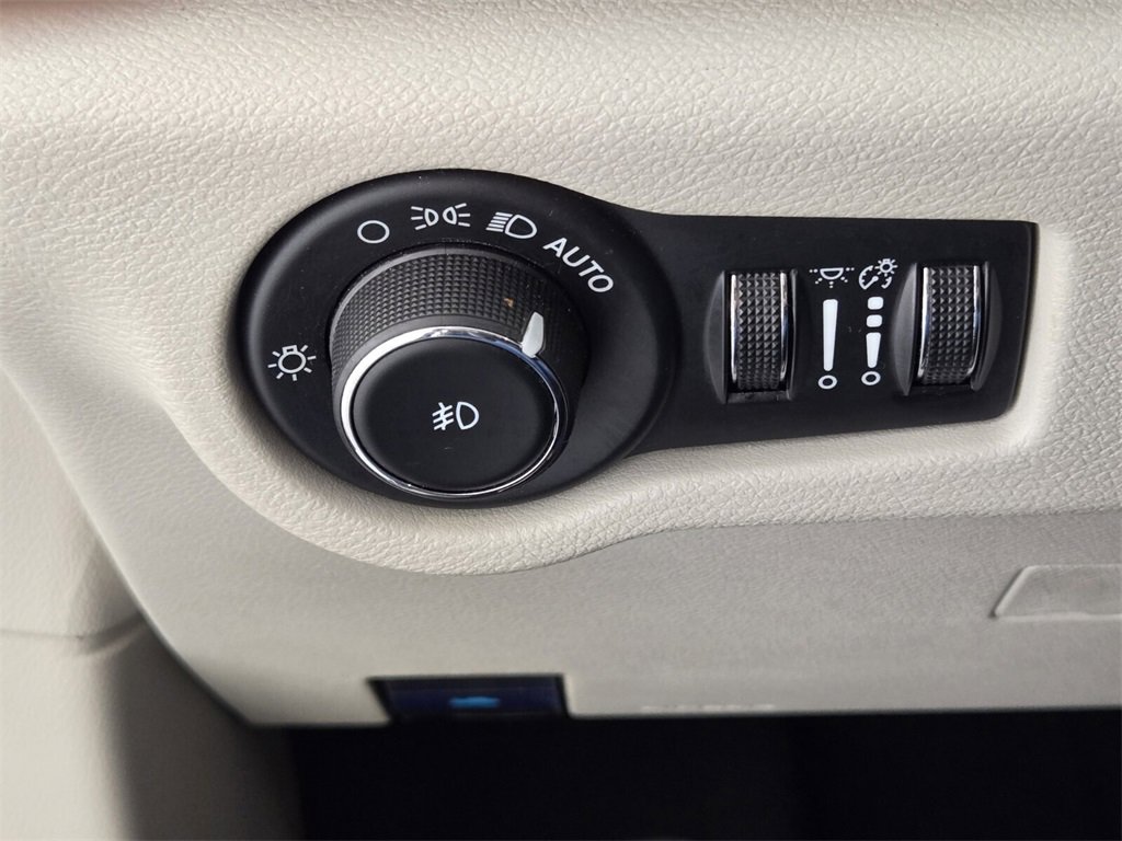 Used 2024 Chrysler Pacifica Select image 22