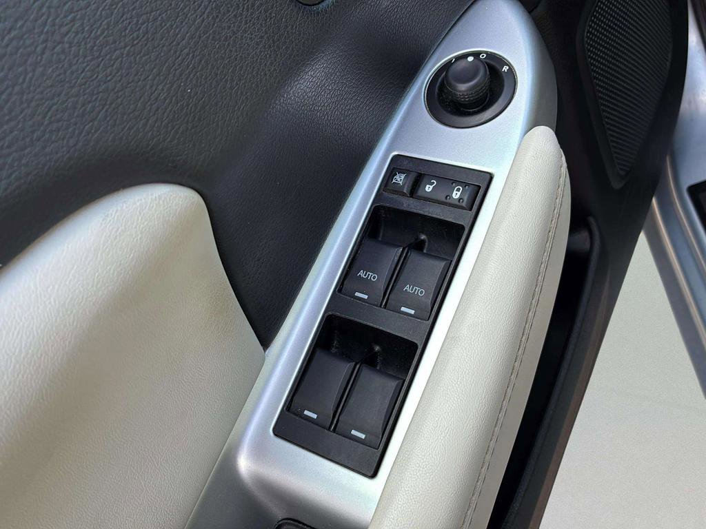 Used 2013 Chrysler 200 Limited FWD image 30