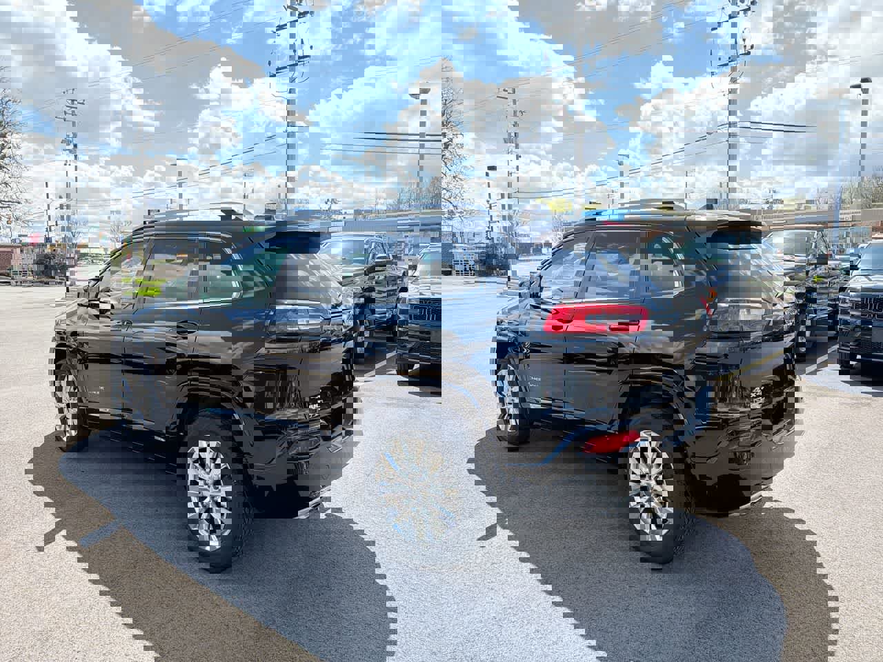 Used 2017 Jeep Cherokee Overland w/ Technology Group image 11