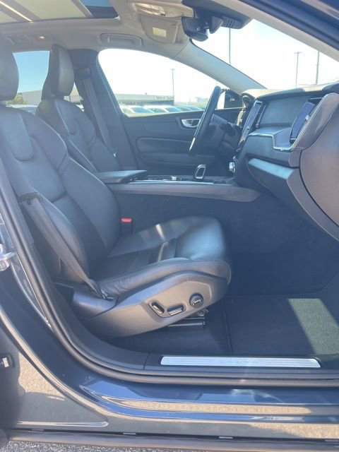 Used 2025 Volvo XC60 B5 Core image 30