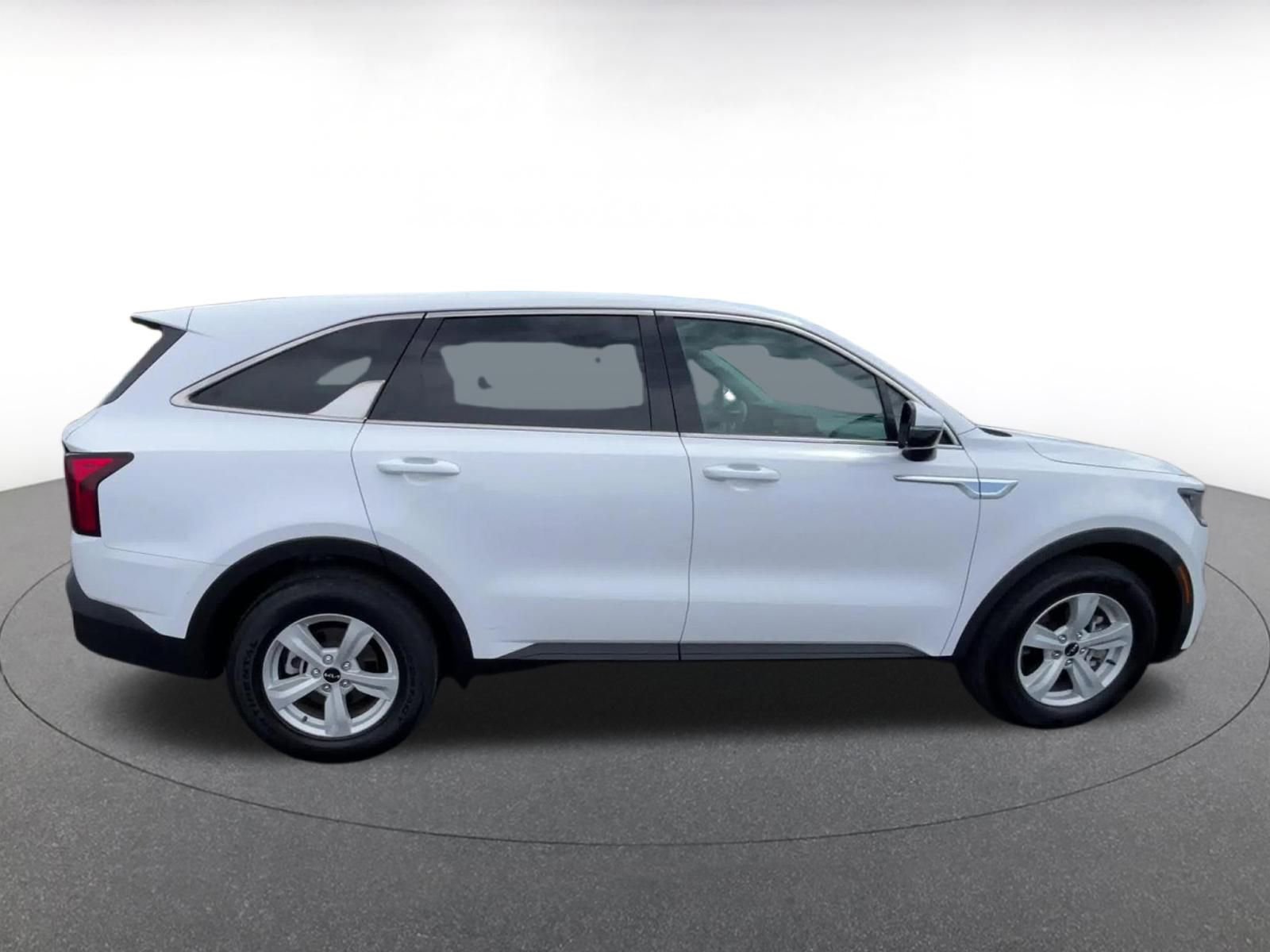 Used 2023 Kia Sorento LX image 16