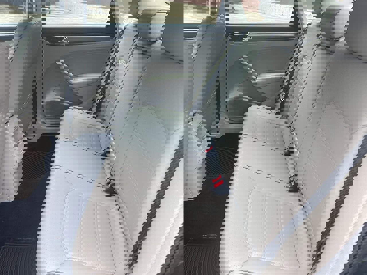 Used 2017 Volkswagen Passat 1.8T R-Line w/ R-Line Lighting Package FWD image 12