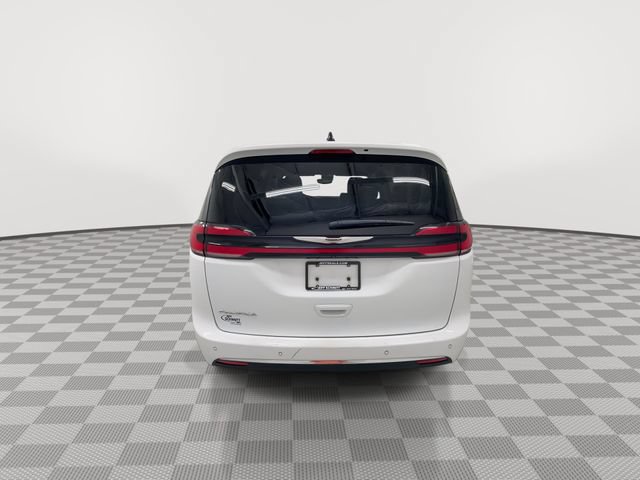 Used 2024 Chrysler Pacifica Touring-L FWD image 9