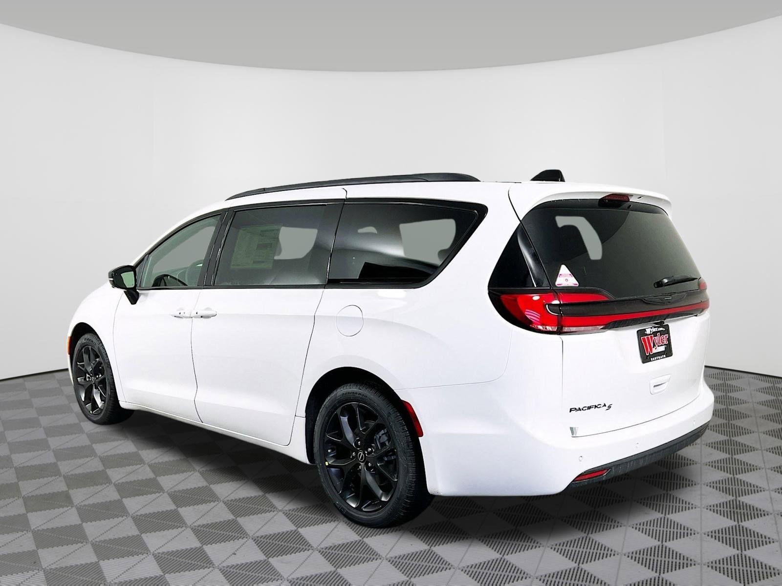 New 2026 Chrysler Pacifica Select FWD image 32