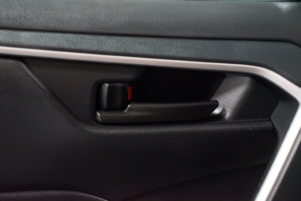 Certified 2025 Toyota RAV4 LE FWD image 31