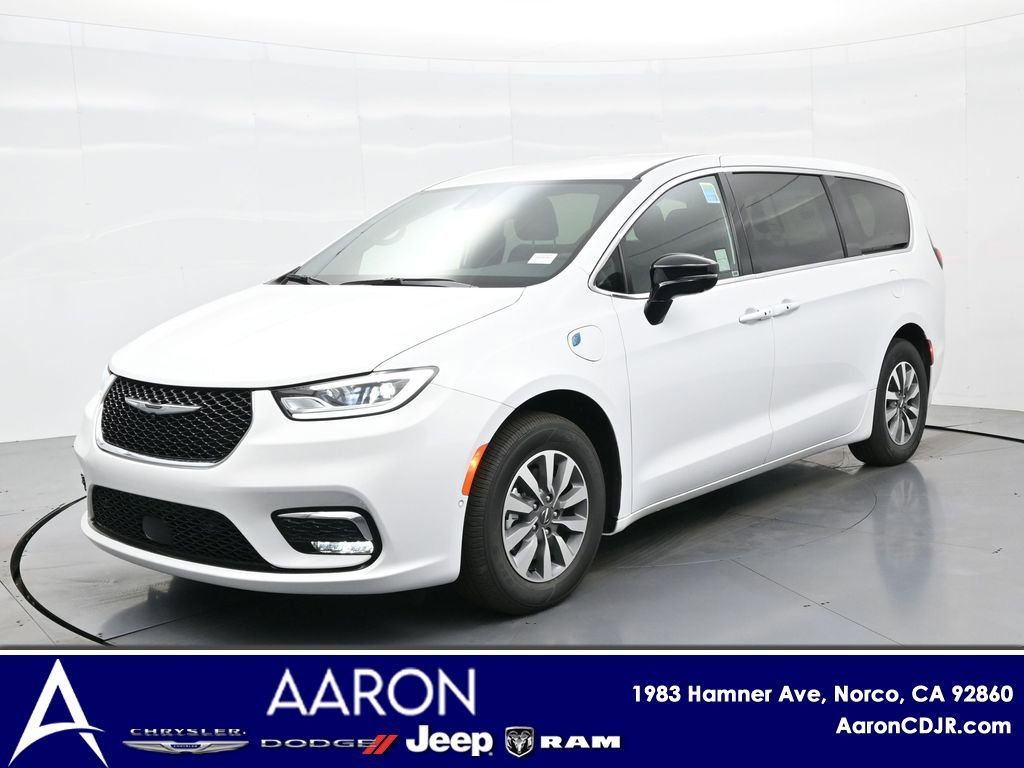 New 2025 Chrysler Pacifica Select