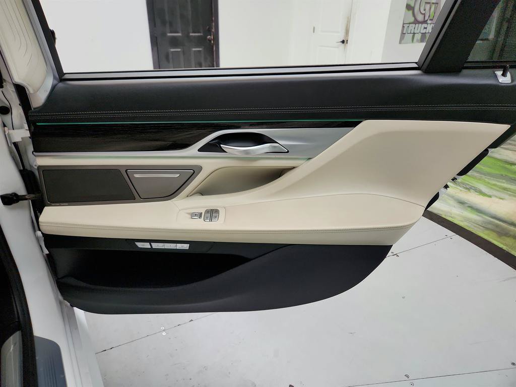 Used 2017 BMW 750i xDrive AWD/4WD image 30