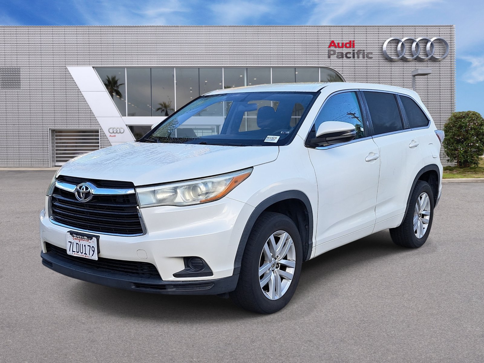 Used 2015 Toyota Highlander LE FWD image 1