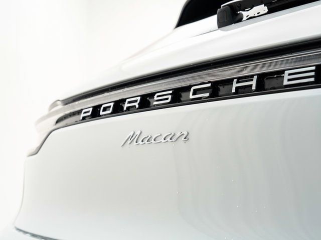 Certified 2025 Porsche Macan AWD/4WD image 30