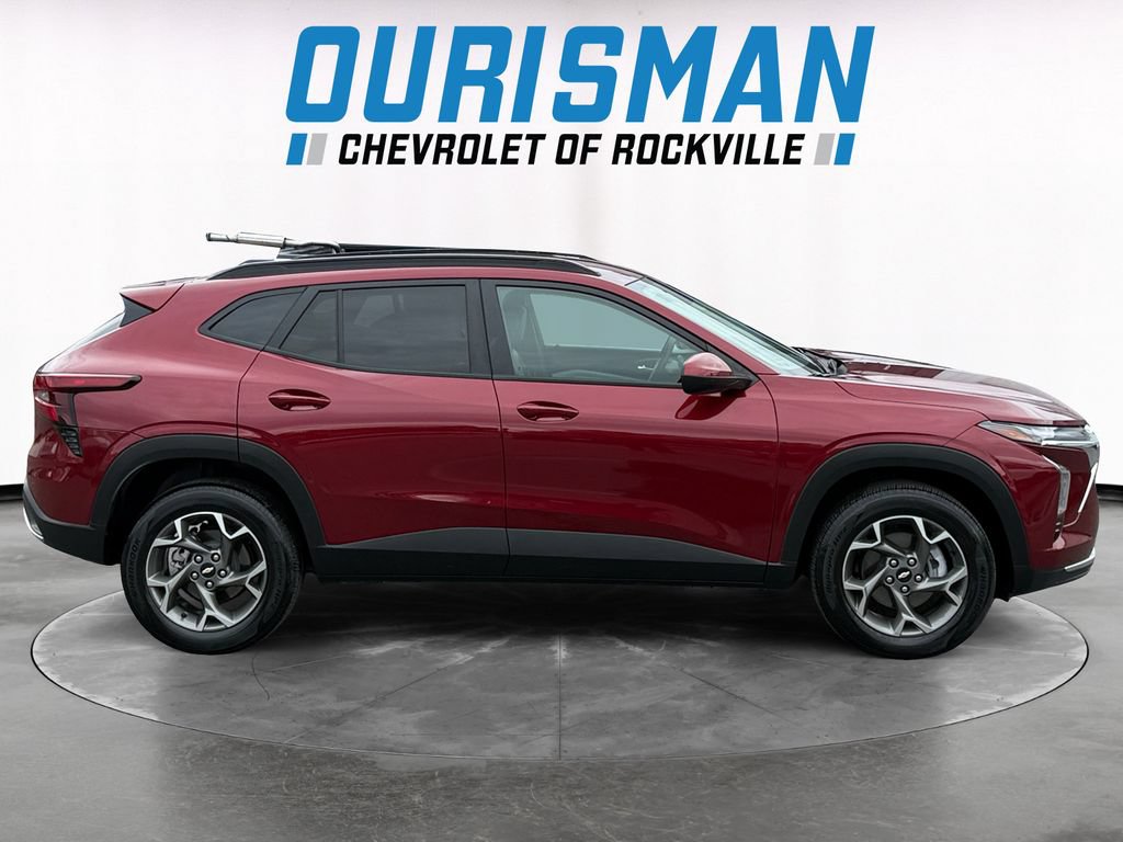 Used 2025 Chevrolet Trax LT FWD image 7