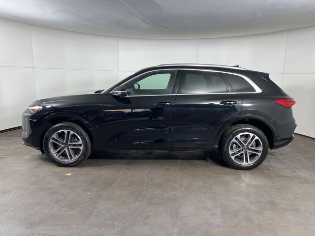 Used 2025 Audi Q5 Premium w/ Convenience Package image 4