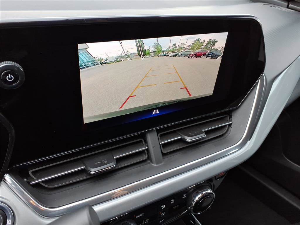 Used 2025 Chevrolet Trax LT FWD image 13